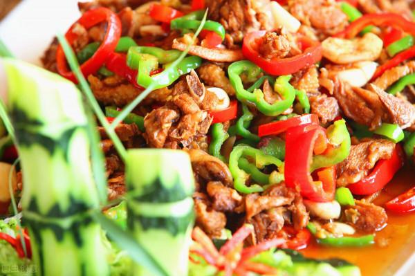 炒辣子雞時，不要直接下油鍋去炸，加入1個步驟，雞塊入味更好吃