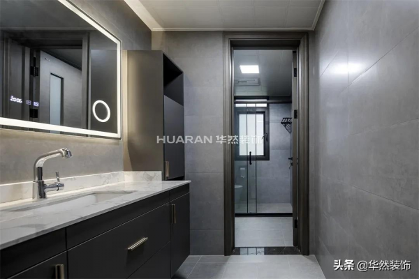 150㎡現代婚房，採用黑白灰三色拼貼拉伸空間、開放式廚房