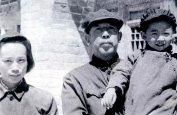他是毛主席同學，與鄧小平前妻結婚，兒子是副國級幹部