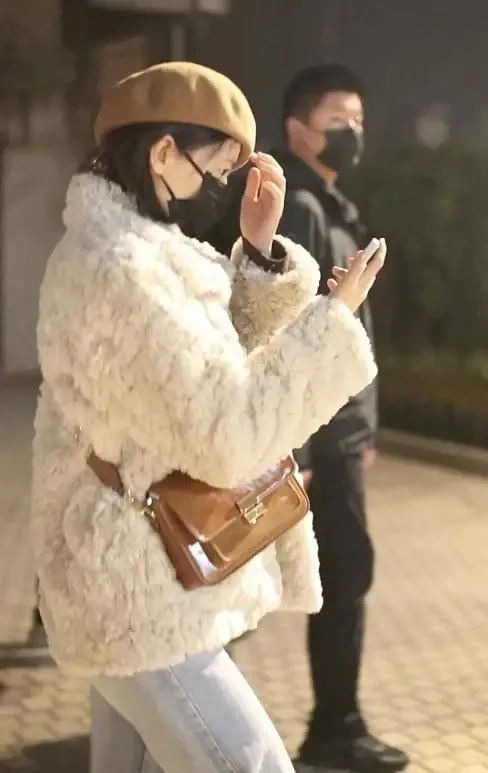 42歲高圓圓越老越有魅力！最新私服穿搭大爆火，戴貝雷帽優雅迷人