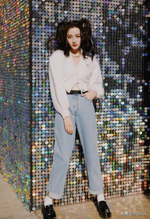 迪麗熱巴曬出遊照美貌線上，少女感穿搭溫柔減齡，堪稱穿搭模板