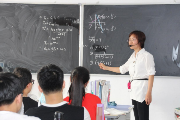 教師迎來好訊息，“職稱評定”出新規，再也不用苦熬多年還沒職稱