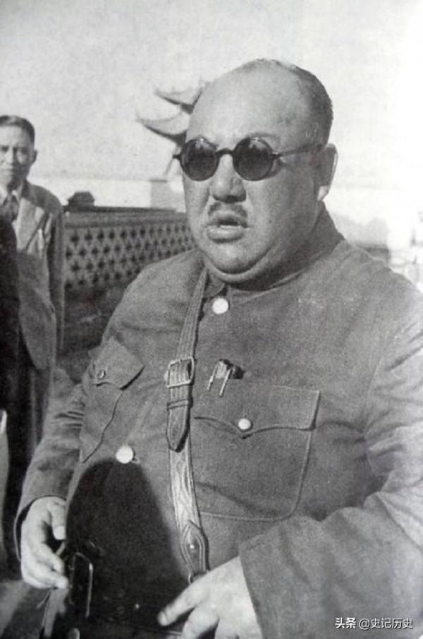 帶著3個老婆和8噸黃金逃亡美國，後揮霍一空，晚年想回家被拒絕