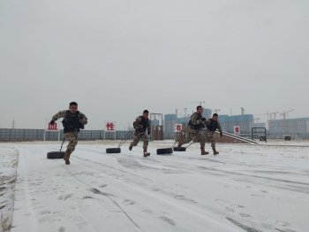 迎寒而上，雪地練兵火力全開