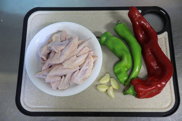 追劇零食，滑嫩解饞的辣椒炒雞翅尖，只要幾滴油營養美味不油膩