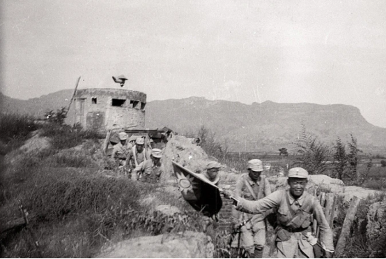 57年郭天民觀看演習，見士兵捱餓，對團長說：讓你兒子一天不吃飯