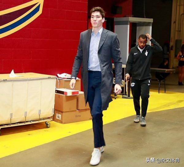 詹姆斯小弟喜憂參半!向女友求婚成功,在轉會市場無人問津 詹姆斯小弟喜憂參半!向女友求婚成功,在轉會市場無人問津