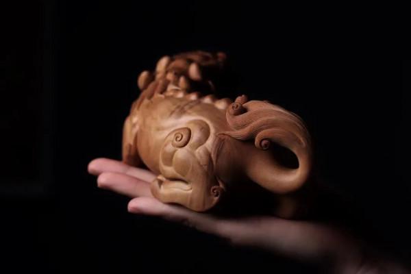 貔貅伏地，回首望天！這老山檀黑肉貔貅驚豔到我了