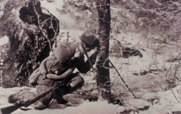 《奇襲白虎團》原型莫崇碧：不顧安危搭人橋，如今享受什麼待遇？