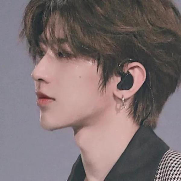 蔡徐坤明星頭像：你是人間星光，不要笑我沒長大我只是不想複雜