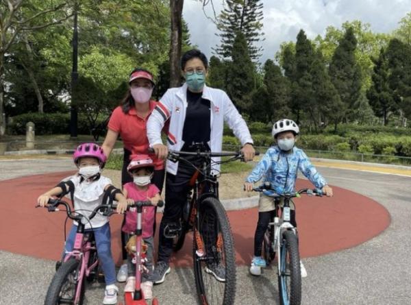 郭晶晶夫婦陪兒子打球，穿情侶裝混雙，腳踩幾十元國產鞋太節儉