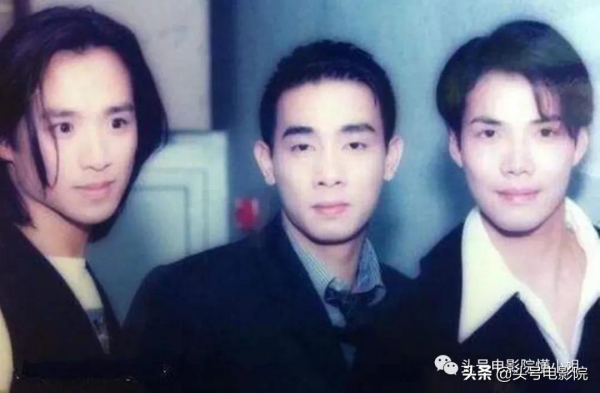 53歲“古惑仔”發福現身，陳小春倒茶叫他大哥，張柏芝第一個男人