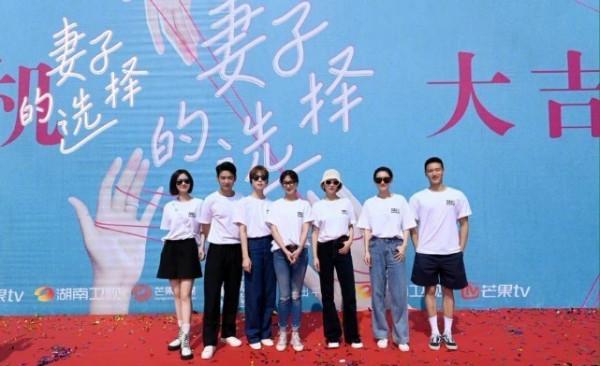 黃磊老婆新造型像“換臉”顏值慘跌!染女團髮色走機場,意外顯老 黃磊老婆新造型像“換臉”顏值慘跌!染女團髮色走機場,意外顯老