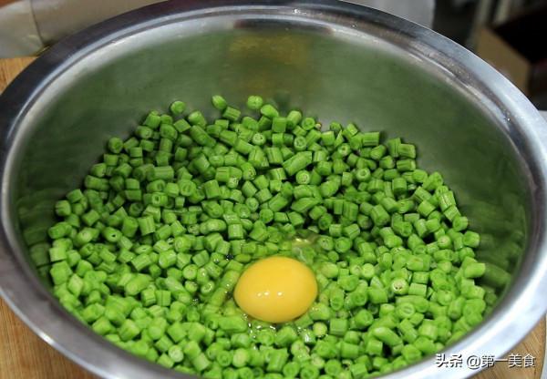 豆角粒打入一個雞蛋，廚師長教你蒸豆角技巧，不粘連不坨塊又清脆