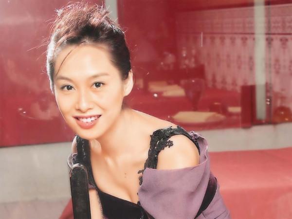 下嫁黃貫中8年，50歲朱茵未修生圖美上熱搜，她憑什麼被寵成少女