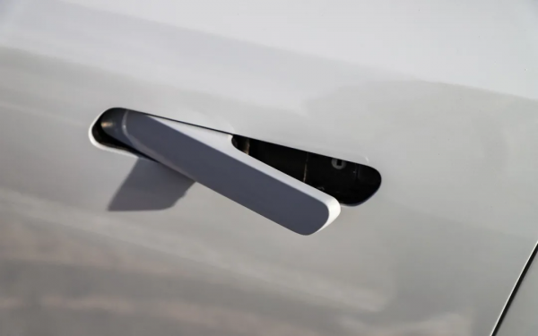 電子後視鏡+華為車機,軸距2735mm,預計10萬出頭可買 電子後視鏡+華為車機,軸距2735mm,預計10萬出頭可買