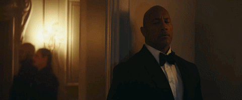 穿高衩裙光腳打架、徒手扒飛機，這部耗資超12億的大爽片，好過癮