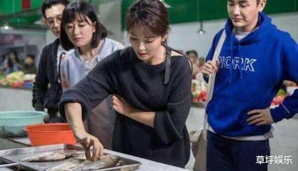 明星買菜：胡歌騎腳踏車，芹菜裝滿車筐，趙麗穎邊嘗邊買塞滿一嘴