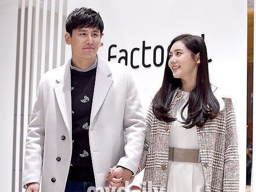 秋瓷炫氣質也太好了，穿格子大衣有種古典感，同框中國老公好恩愛