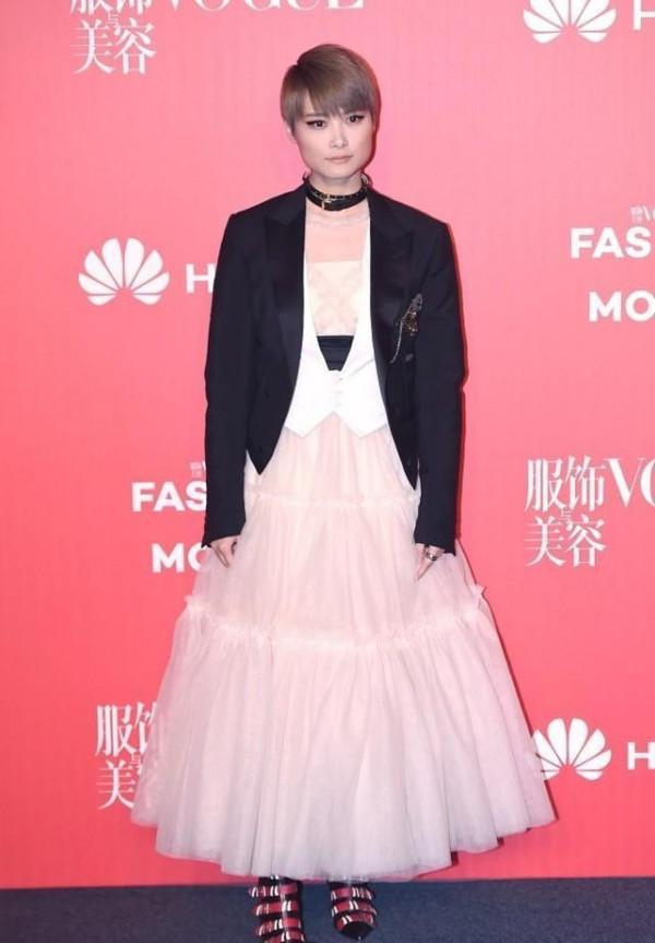 李宇春越來越有氣質了，馬甲西裝疊穿粉裙，俏皮時尚還高階
