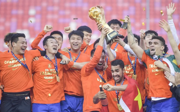 鄭錚：11年前遺憾缺席頒獎禮，如今作為隊長捧起火神杯