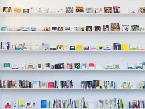 咖啡與書｜比起暢銷的書，更想放“有熱量的書”的Hama House