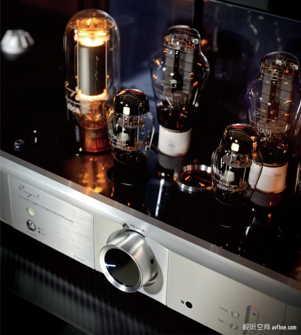 紮實的低頻控制力 溫暖寫意的光澤感：斯巴克 Cayin A-805 膽合併機