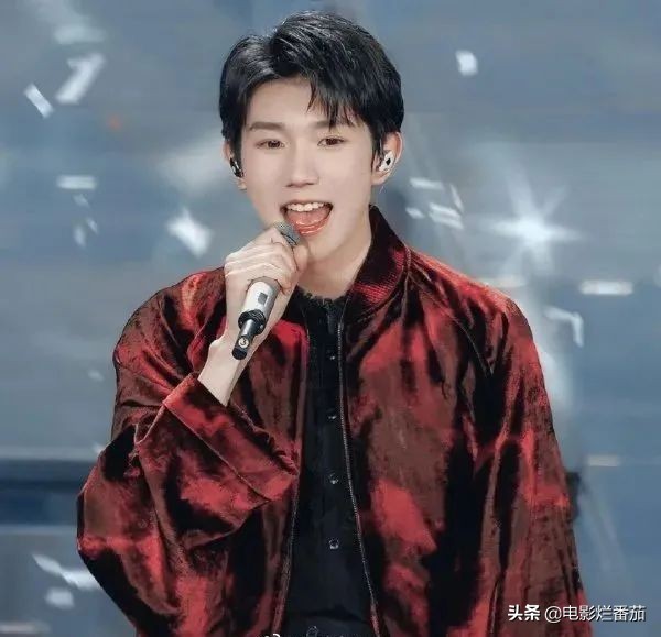 春晚時尚：馬凡舒驚豔登場，趙麗穎俏皮，鄧超被喊話代言海瀾之家