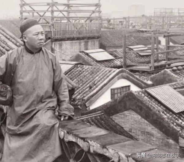 清末老照片：藝人持雙刀威猛霸氣，東北地主坐房頂滿臉愁緒