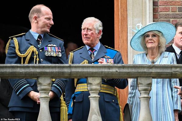 卡米拉風光亮相！藍條紋大衣太顯嫩了，卻被49歲內政大臣搶了風頭