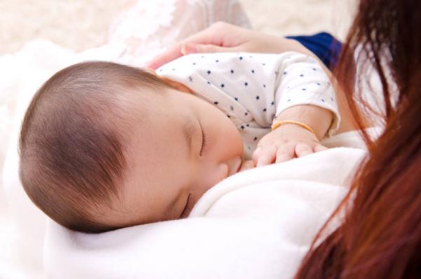 “媽媽，我要吃輔食了”，寶寶發出4個訊號，提示該新增輔食了