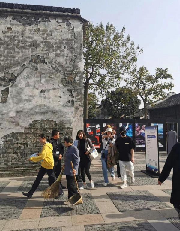 張藝興亮相烏鎮戲劇節，手拿風車跟在師父黃磊和何炅身後盡顯乖巧