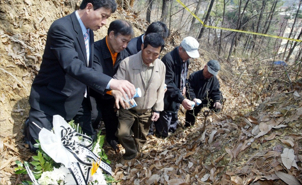 30年前，韓國五名少年失蹤，11年後發現纏在一起的屍骨，上壓巨石