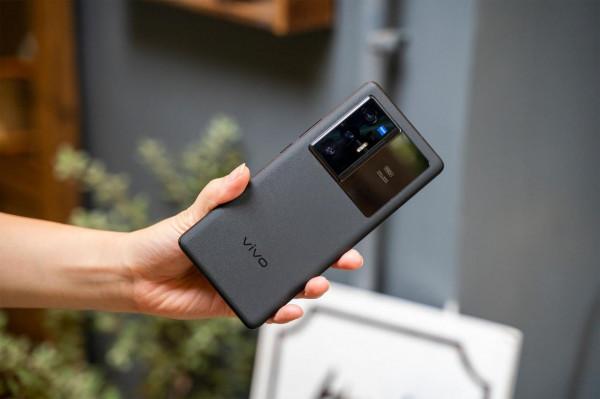 懂手機的人年底會選這四款，效能極佳，拍照堪稱十拍九美