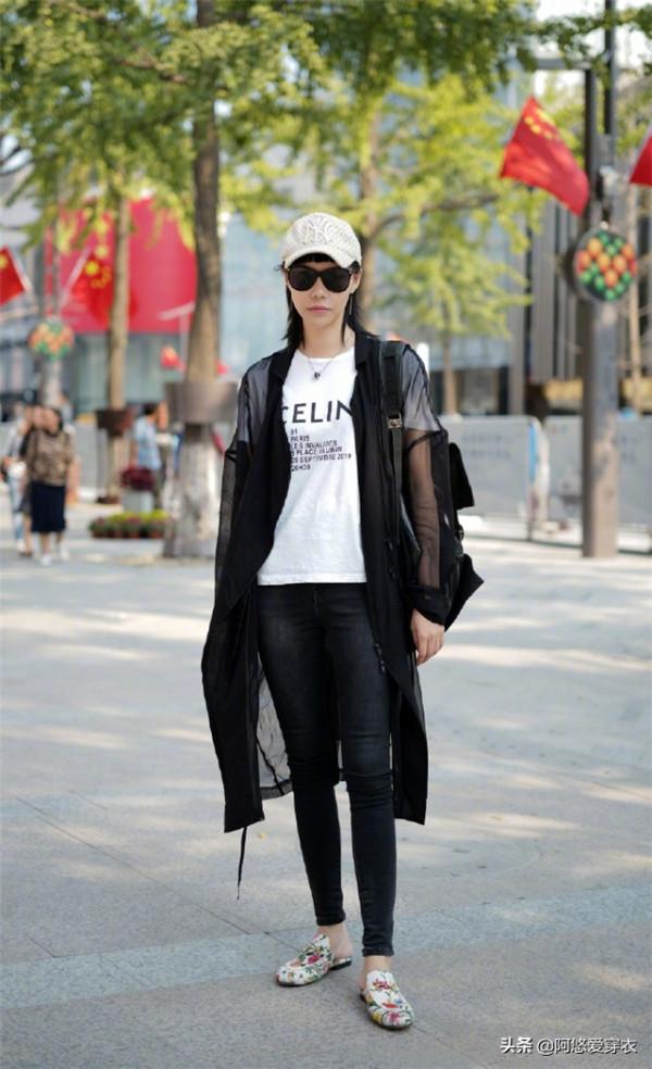今秋流行一種穿法，叫“長外套+平底鞋”，洋氣顯高，特有範兒