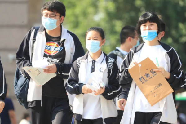 學生在考場睡覺，老師是否該叫醒，老師：“誰敢叫誰叫，我不敢”