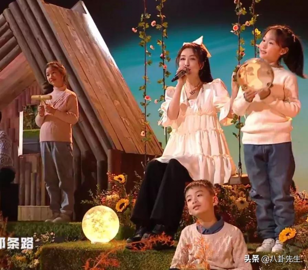 芒果跨年暴露明星真容：楊紫宋茜蘋果肌搶鏡，王源王一博臉圓發福