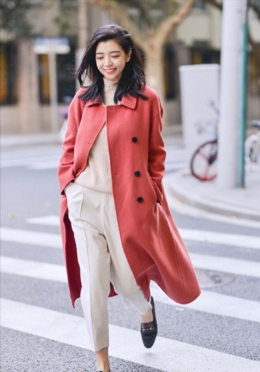 紅色大衣怎麼穿不顯豔俗，試試這些搭配方式，高階又明豔