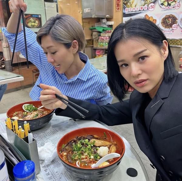 胡定欣賀胡杏兒生日,吃平民米線做夜宵,胡說八道會發展各不同 胡定欣賀胡杏兒生日,吃平民米線做夜宵,胡說八道會發展各不同