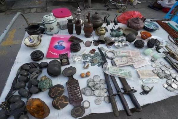 雲南邊貿市場古玩地攤,古書瓷器大洋都是假貨,相機說成抗戰文物 雲南邊貿市場古玩地攤,古書瓷器大洋都是假貨,相機說成抗戰文物