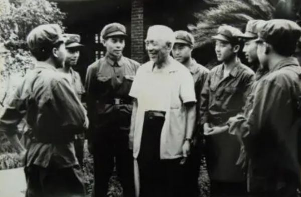 紅軍團長在河南隱姓埋名8年,直到毛主席派人接走,才被人所知 紅軍團長在河南隱姓埋名8年,直到毛主席派人接走,才被人所知