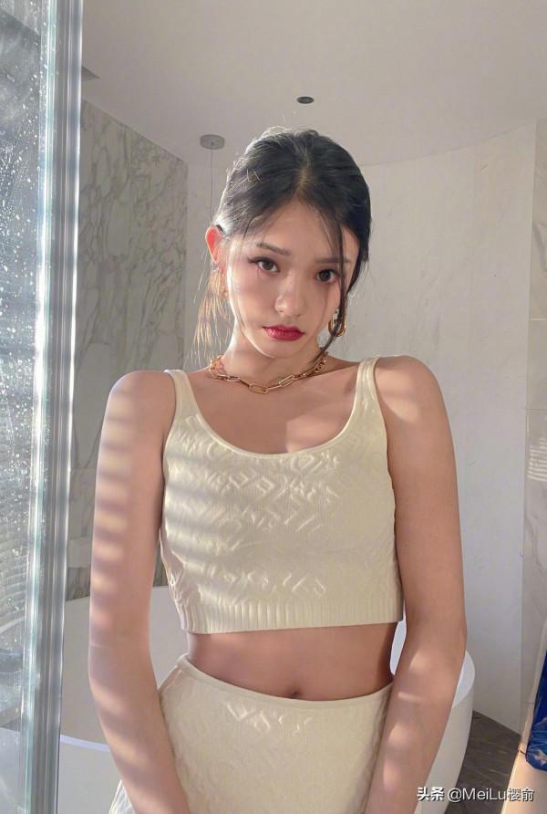 林允看起來很瘦，可身材卻很出色，時尚感滿滿