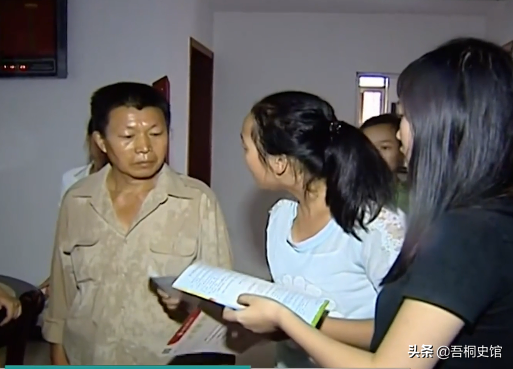 湖南養女高考金榜題名，卻與富豪爸爸相認，貧窮養父忍痛讓其抉擇