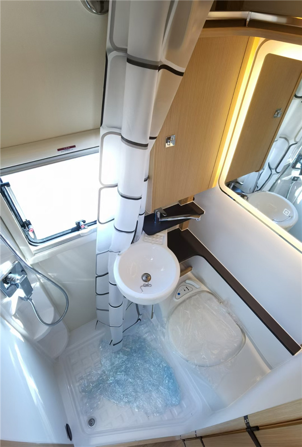 新款鉑馳旅行家雙拓展房車，國六依維柯歐勝首選房車