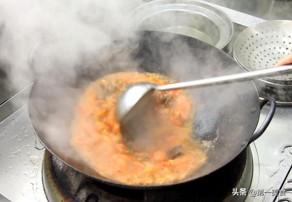 西紅柿煨牛腩怎麼做好吃，掌握焯水技巧，牛肉軟爛不腥，湯汁濃郁