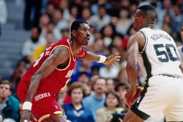 美媒列出了奧拉朱旺職業生涯近乎完美的一個賽季,可惜喬丹退役 美媒列出了奧拉朱旺職業生涯近乎完美的一個賽季,可惜喬丹退役