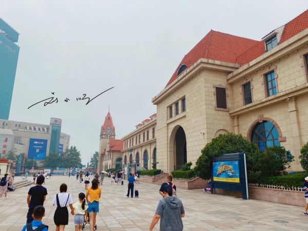 實拍山東青島百年火車站，面朝大海，還被譽為“中國最美火車站”