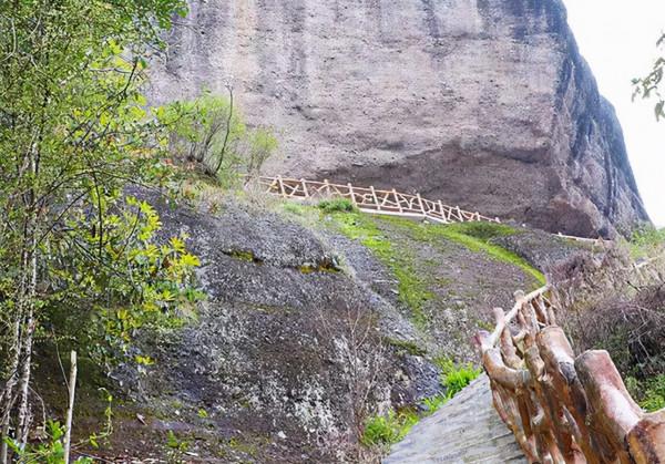 江西一冷門景區，因附近有兩座如鍾似鼓的山得名，景美卻少為人知