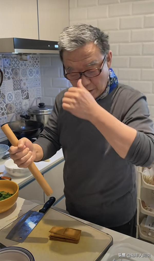 李立群隔離生活遭臺媒“嘲笑”！真實情況：有肉有菜還有酒和香菸