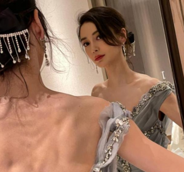 ​baby成北京臺春晚代言人！穿長裙現身後臺，生圖曝光瘦出排骨胸